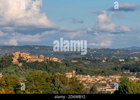 Vista panoramica di Certaldo illuminato dal sole del tardo pomeriggio, contro un bellissimo cielo, Toscana, Italia Foto Stock
