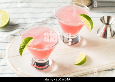 Cocktail Cosmopolitan di mirtillo rosso con vernice al lime Foto Stock