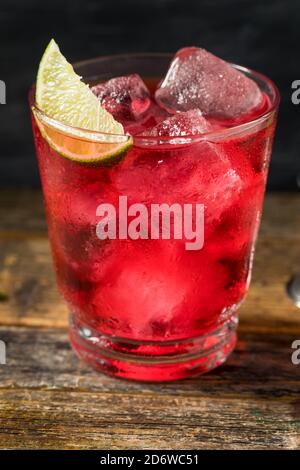 Cocktail boozy Vodka Cranberry con succo di lime Foto Stock