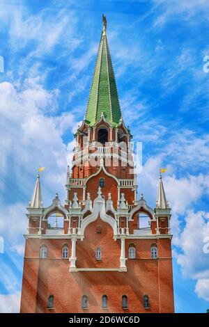 La torre della Trinità è la torre di viaggio centrale del muro nord-occidentale del Cremlino - Mosca, Russia, giugno 2019 Foto Stock