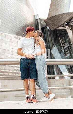 Coppia che visita l'esterno del museo Guggenheim a Bilbao, Spagna Foto Stock