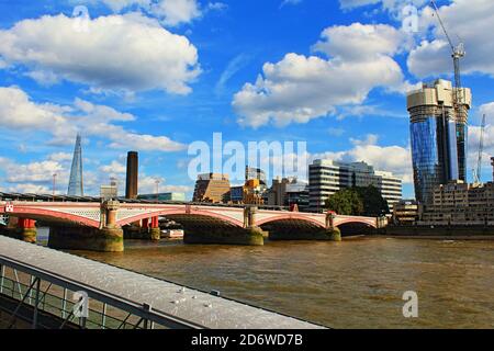 Vista del Tamigi sul ponte Blackfriars, storico ponte del Tamigi del XVIII secolo con archi in ferro, sculture in pietra viste dall'Embankment Victoria Foto Stock