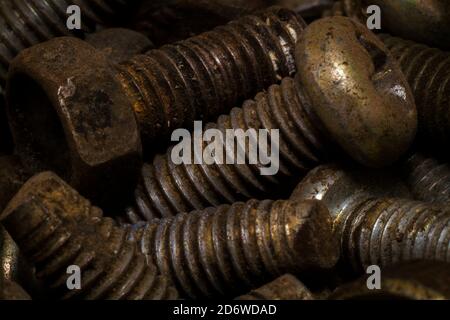 Abbandonati sporchi polvere vecchie viti arrugginite Foto Stock