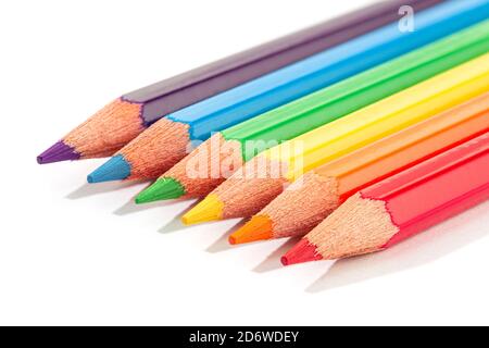 Matite colorate isolate su sfondo bianco. Matite colorate con bandiera arcobaleno LGBTQ. Spazio di copia Foto Stock