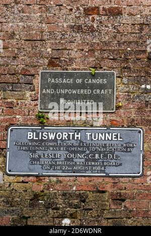 tunnel blisworh, segnaletica sul tunnel del canale, canoe vietate, imbarcazioni senza motore Foto Stock