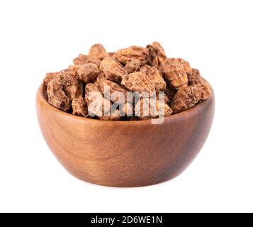 Tigernuts isolato su sfondo bianco. Dadi Chufa o tigre in recipiente di legno. Foto Stock