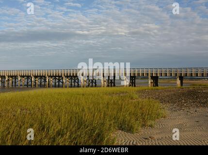 Splendida vista panoramica della bassa marea al Powder Point Bridge di Duxbury. Foto Stock