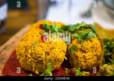 Insalata georgiana con melograni, pkhxali nel ristorante Foto Stock