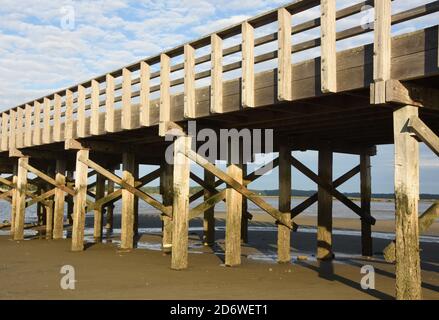 Bassa marea sul ponte di legno sulla baia di Duxbury in Massachusetts. Foto Stock