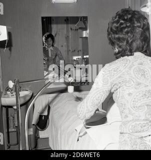 Anni '70, storico, una donna in un salone che ha un trattamento della pelle, tramite ventose sul collo, Inghilterra, Regno Unito. Cupping è una terapia alternativa che usa ventose per stimolare e illuminare la pelle. Foto Stock