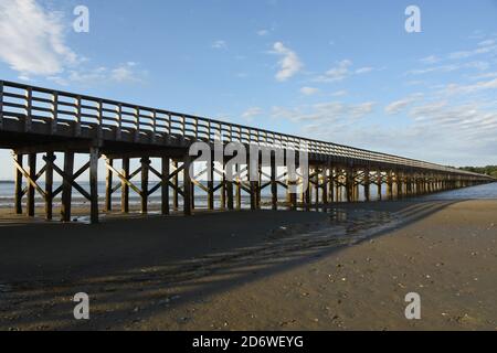 Bassa marea con ponte a punta di polvere che si estende sulla baia di Duxbury. Foto Stock