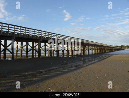 Vista delle palafitte e dei supporti sotto il ponte Powder Point. Foto Stock