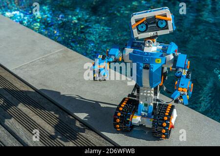 Nizza, Francia. 16 ottobre 2020. Robotica. L'auto robot Lego Boost. Scienza, tecnologia, ingegneria, matematica. Un regalo per il compleanno del ragazzo. Sfondo esterno. Foto Stock