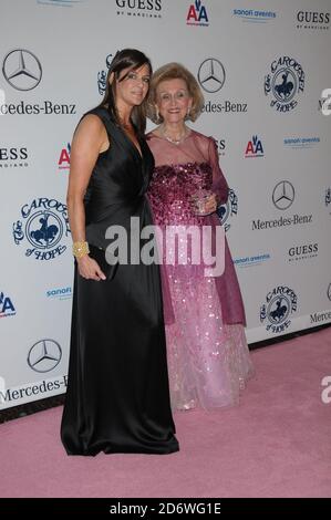 BARBARA DAVIS partecipa alla 32ma giostra annuale di Hope Ball al Beverly Hilton Hotel di Beverly Hills, California. Il 10/23/ 2010 Foto Stock