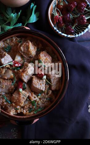 Stufato di carne con cavolo. Vista dall'alto. Foto Stock