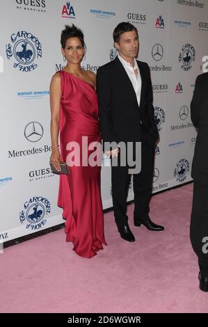 Halle Berry e Olivier Martinez partecipano alla 32esima edizione del Carousel of Hope Ball al Beverly Hilton Hotel di Beverly Hills, California. Il 10/23/ 2010 Foto Stock