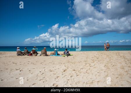 Frederiksted, St. Croix, Isole Vergini americane - Dicembre 22,2019: I turisti si rilassano alla spiaggia di Sandy Point con il mare blu dei Caraibi a St. Croix Foto Stock