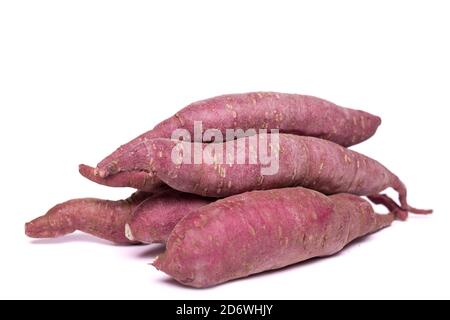 primo piano di patata dolce viola isolato su un bianco. Foto Stock