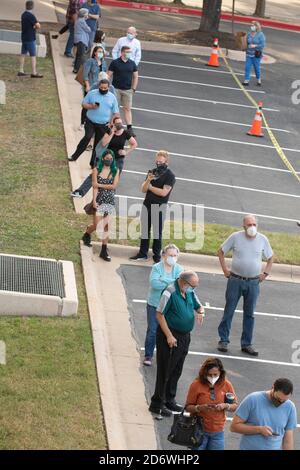 Austin, Texas, Stati Uniti. 13 ottobre 2020. I texani aspettano pazientemente in linea nella zona di Arboretum del nord Austin Texas ad un luogo di voto iniziale per lanciare i voti nelle elezioni presidenziali del 2020. I funzionari riportano un numero record di elettori in anticipo con quasi 40,000 al giorno in tutta la città. Credit: Bob Daemmrich/ZUMA Wire/Alamy Live News Foto Stock