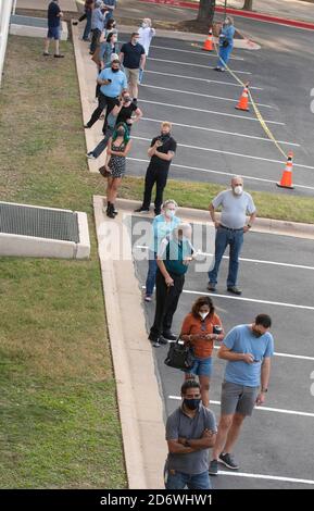 Austin, Texas, Stati Uniti. 13 ottobre 2020. I texani aspettano pazientemente in linea nella zona di Arboretum del nord Austin Texas ad un luogo di voto iniziale per lanciare i voti nelle elezioni presidenziali del 2020. I funzionari riportano un numero record di elettori in anticipo con quasi 40,000 al giorno in tutta la città. Credit: Bob Daemmrich/ZUMA Wire/Alamy Live News Foto Stock