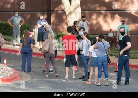 Austin, Texas, Stati Uniti. 13 ottobre 2020. I texani aspettano pazientemente in linea nella zona di Arboretum del nord Austin Texas ad un luogo di voto iniziale per lanciare i voti nelle elezioni presidenziali del 2020. I funzionari riportano un numero record di elettori in anticipo con quasi 40,000 al giorno in tutta la città. Credit: Bob Daemmrich/ZUMA Wire/Alamy Live News Foto Stock