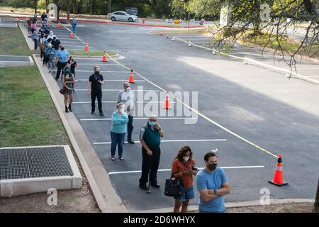 Austin, Texas, Stati Uniti. 13 ottobre 2020. I texani aspettano pazientemente in linea nella zona di Arboretum del nord Austin Texas ad un luogo di voto iniziale per lanciare i voti nelle elezioni presidenziali del 2020. I funzionari riportano un numero record di elettori in anticipo con quasi 40,000 al giorno in tutta la città. Credit: Bob Daemmrich/ZUMA Wire/Alamy Live News Foto Stock