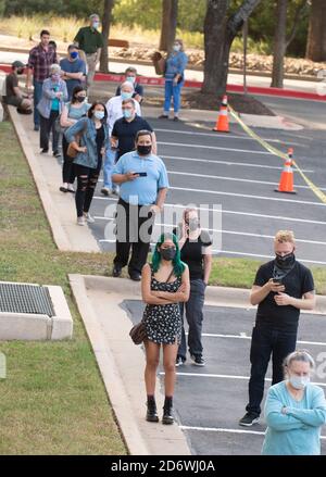 Austin, Texas, Stati Uniti. 13 ottobre 2020. I texani aspettano pazientemente in linea nella zona di Arboretum del nord Austin Texas ad un luogo di voto iniziale per lanciare i voti nelle elezioni presidenziali del 2020. I funzionari riportano un numero record di elettori in anticipo con quasi 40,000 al giorno in tutta la città. Credit: Bob Daemmrich/ZUMA Wire/Alamy Live News Foto Stock