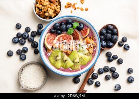 ACAI Blueberry Superfood Smoothie Bowl. Vista dall'alto. Cibo sano. Concetto di cibo pulito Foto Stock