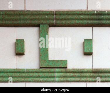 Dettaglio di Terra cotta sulla stazione della linea blu di Western Avenue Foto Stock