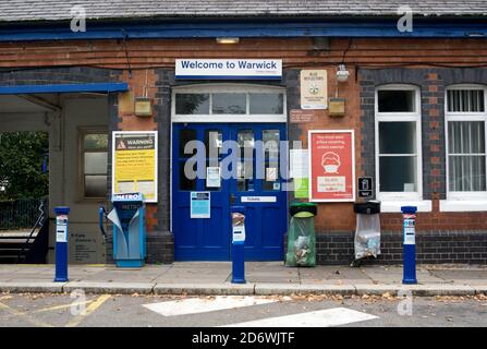 Ingresso alla stazione ferroviaria di Warwick con avviso Covid-19, Warwickshire, Inghilterra, Regno Unito Foto Stock