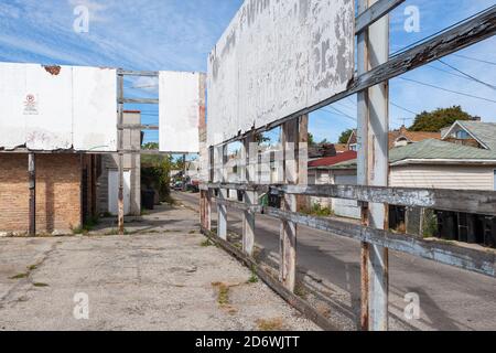 Segnaletica vintage sul tempo nel quartiere dello shopping di Belmont Central Foto Stock