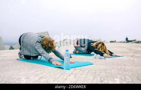 Irriconoscibile giovani e senior donna che risale all'aperto Foto Stock