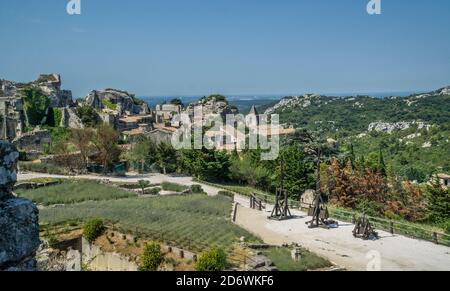 Motori medievali di assedio catapulta Trebuchet esposti al castello in rovina di Château des Baux-de-Provence, Bouches-du-Rhône dipartimento, Francia meridionale Foto Stock