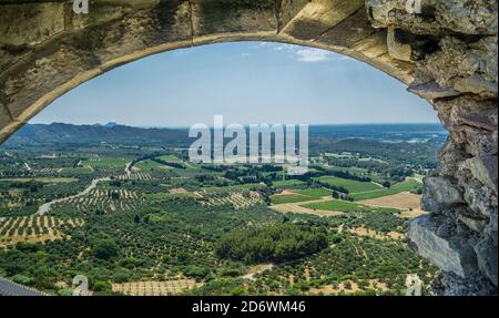 Vista della pianura sotto Château des Baux-de-Provence dal Torrione del castello in rovina, Bouches-du-Rhône dipartimento, Francia meridionale Foto Stock