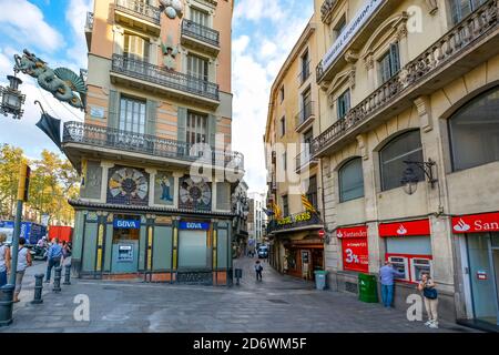 Un vicolo stretto fuori di la Rambla nel turistico Centro di Barcellona Spagna Foto Stock