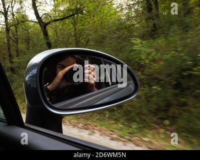 giovane donna che scatta una foto di una retrovisione Foto Stock