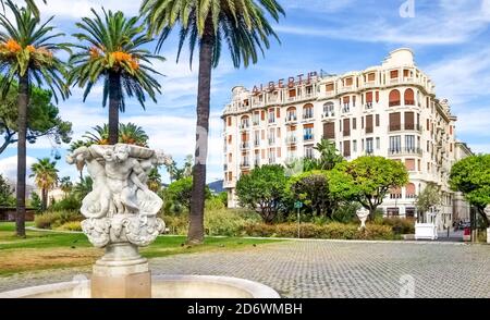 Vista dal parco le Jardin Albert in direzione di Suede Avenue e la nuova sezione turistica di Nizza Francia, lungo la Riviera francese. Foto Stock