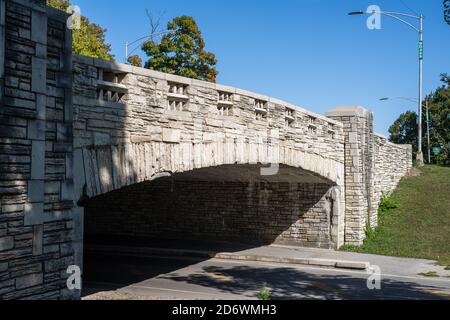 Ponte sulla pista ciclabile nel porto di Montrose Foto Stock