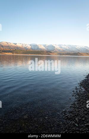 Montagne innevate sulla catena montuosa di Pisa, che si affaccia sul lago Dunstan, Cromwell, Central Otago, South Island, Nuova Zelanda Foto Stock