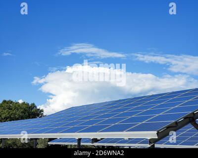 Pannelli fotovoltaici installati sul parcheggio auto il giorno sanny, pulito tecnologie rinnovabili Foto Stock