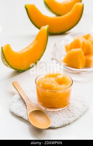 Uso di melone per la preparazione cosmetica. Foto Stock