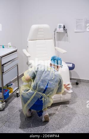 Pulizia di una sala di campionamento, screening COVID 19, laboratorio di analisi medica, Centre Médical Cosem Mirosmenil Paris. Foto Stock
