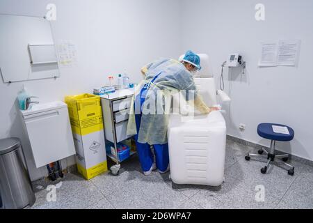 Pulizia di una sala di campionamento, screening COVID 19, laboratorio di analisi medica, Centre Médical Cosem Mirosmenil Paris. Foto Stock
