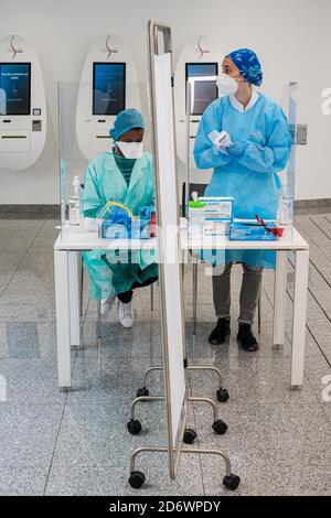 Reception per test sierologici Covid 19, infermiera dietro uno schermo protettivo in plexiglas, Cosem Atlas Medical Center, Parigi. Foto Stock