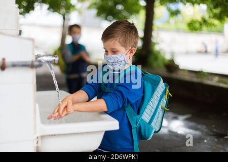 Scuola dopo il confinamento durante la pandemia di Covid-19, Dordogna, Francia. Foto Stock