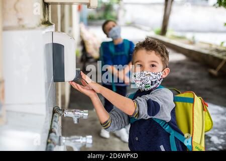 Scuola dopo il confinamento durante la pandemia di Covid-19, Dordogna, Francia. Foto Stock