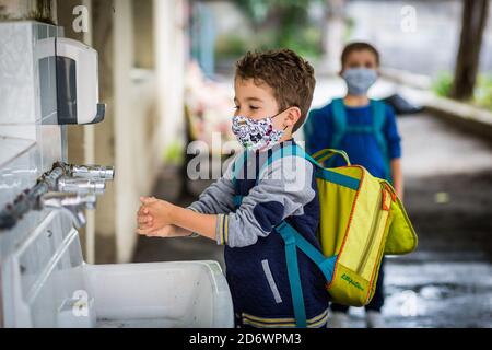 Scuola dopo il confinamento durante la pandemia di Covid-19, Dordogna, Francia. Foto Stock