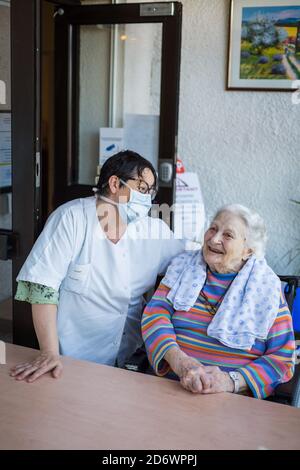 Helyette , 102 ans dans un EHPAD en Dordogne reçoit la première visite de son fils , joie et tristesse dans ce face à face limité par les mesures sani Foto Stock