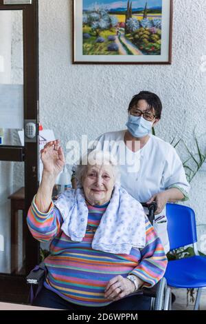 Helyette , 102 ans dans un EHPAD en Dordogne reçoit la première visite de son fils , joie et tristesse dans ce face à face limité par les mesures sani Foto Stock