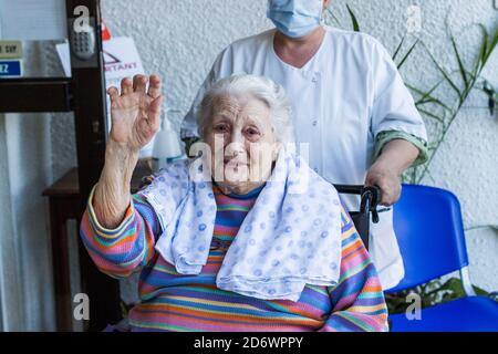 Helyette , 102 ans dans un EHPAD en Dordogne reçoit la première visite de son fils , joie et tristesse dans ce face à face limité par les mesures sani Foto Stock